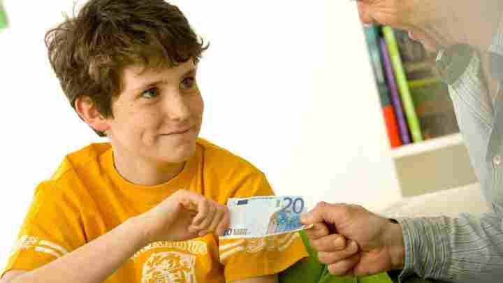 Як навчити дитину правильно ставитися до грошей