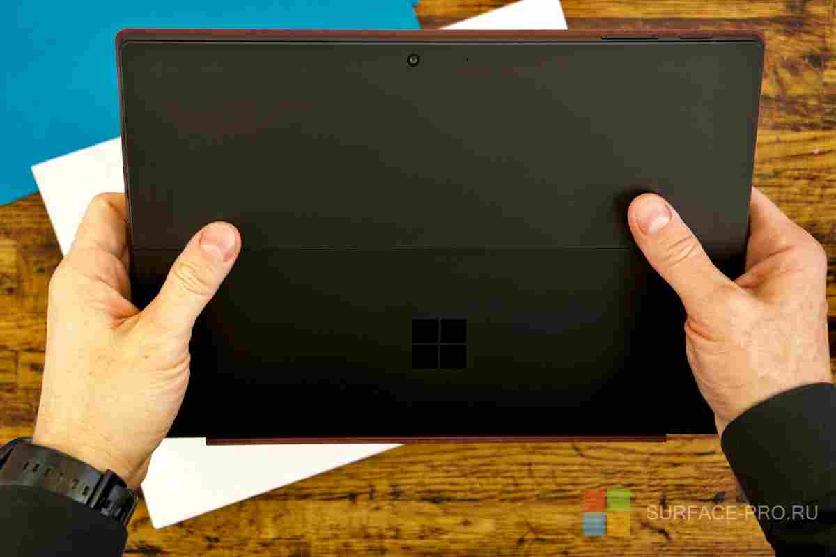 Прес-фото неанонсованого наступника планшета Surface Pro 4