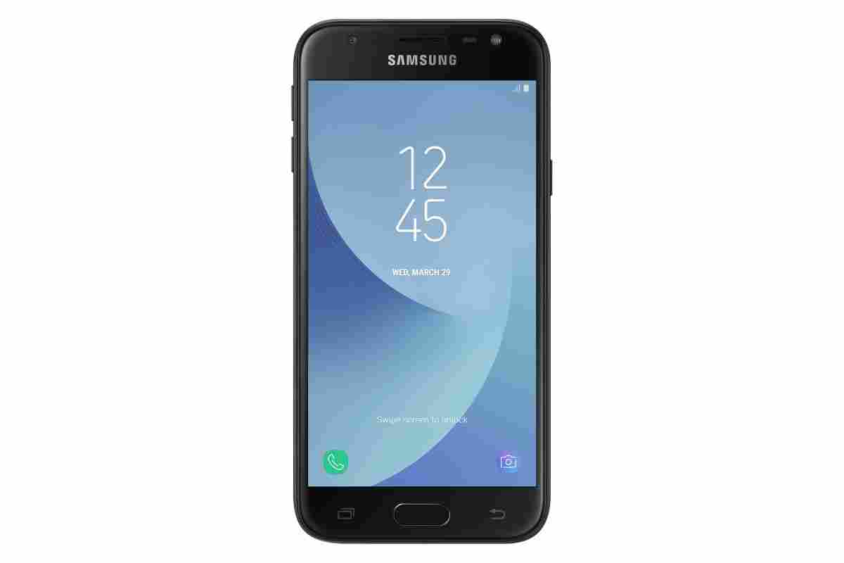 Samsung Galaxy J7 (2017) "здався" на прес-зображеннях "