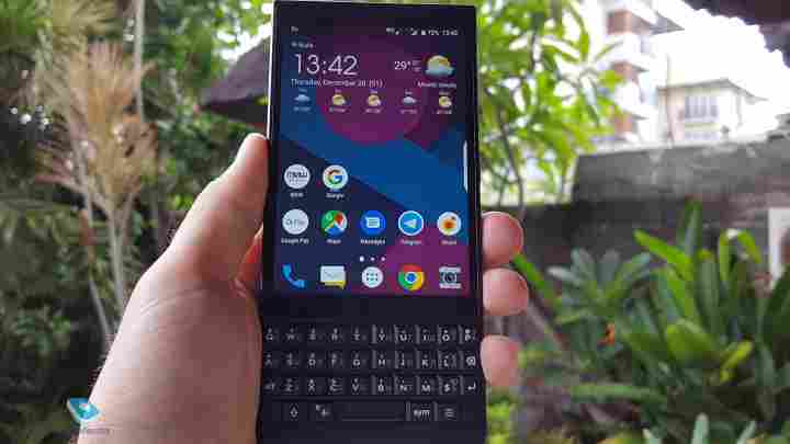   Канадська «їжачка» з китайським присмаком: випуском всіх смартфонів BlackBerry займеться TCL