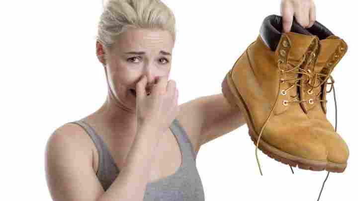 Як позбавити взуття від запаху поту