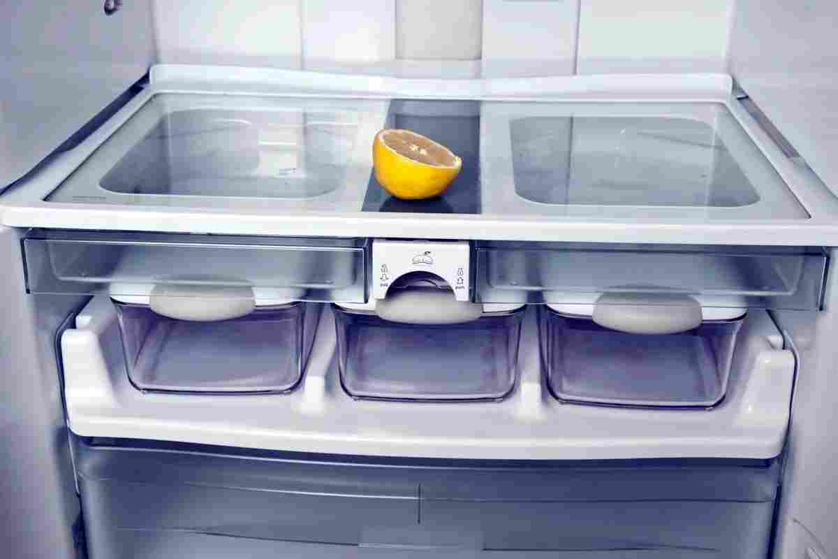 Як прибрати неприємний запах з холодильника