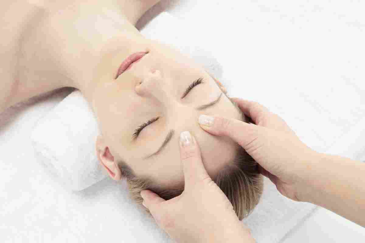 Як зробити масаж обличчя срібними ложками