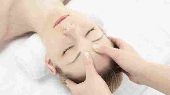 Як зробити масаж обличчя срібними ложками