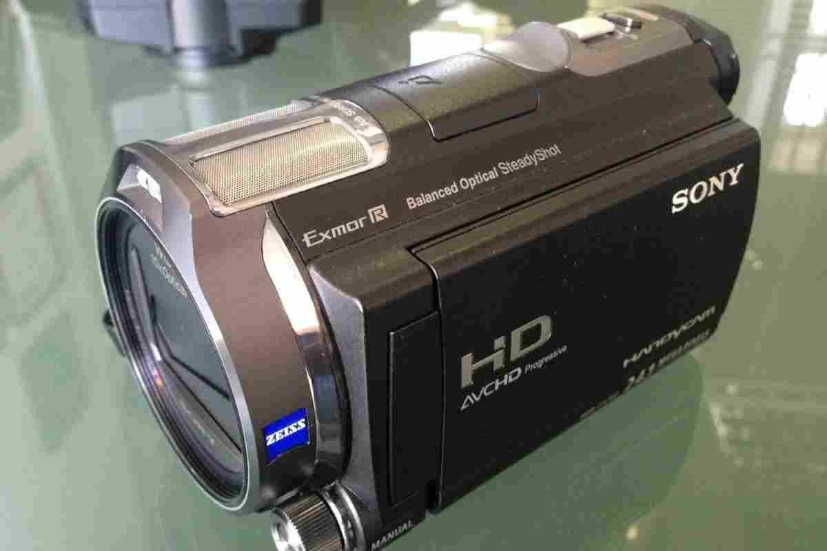 Кишенькова камера Sony HDR-GW66VE для любителів екстремального спорту