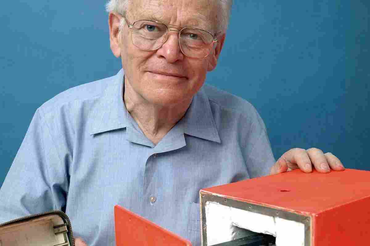 Помер винахідник кольорових фотосенсорів Брайс Байєр