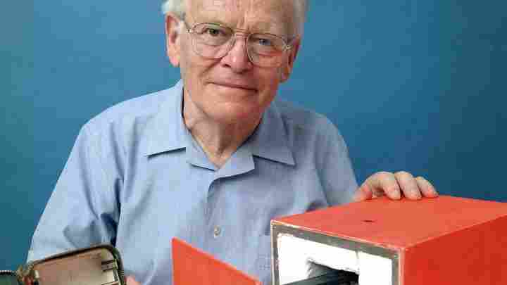 Помер винахідник кольорових фотосенсорів Брайс Байєр