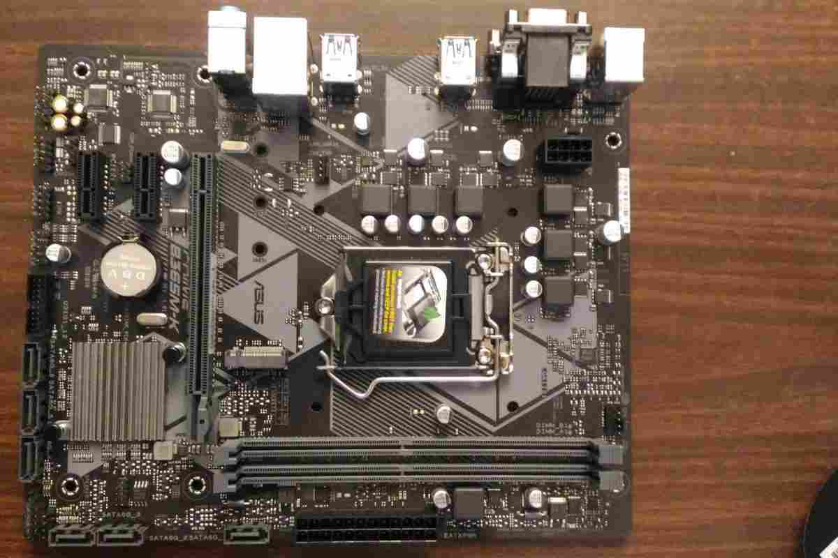 Micro-ATX плата ASUS з прискореним процесором AMD E-450