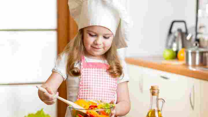 Як залучити дитину до готування
