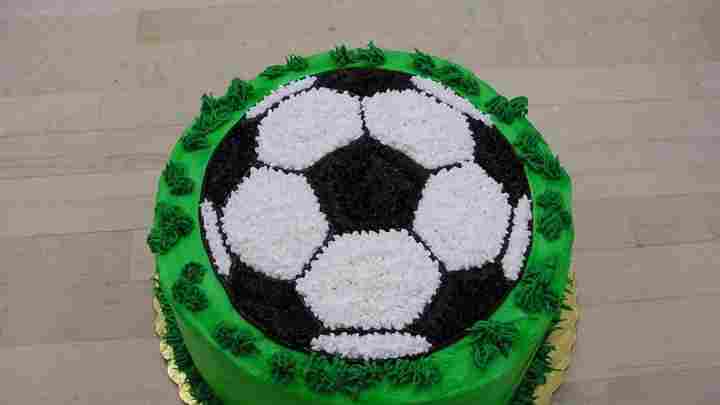 Як зробити торт у вигляді футбольного м'яча