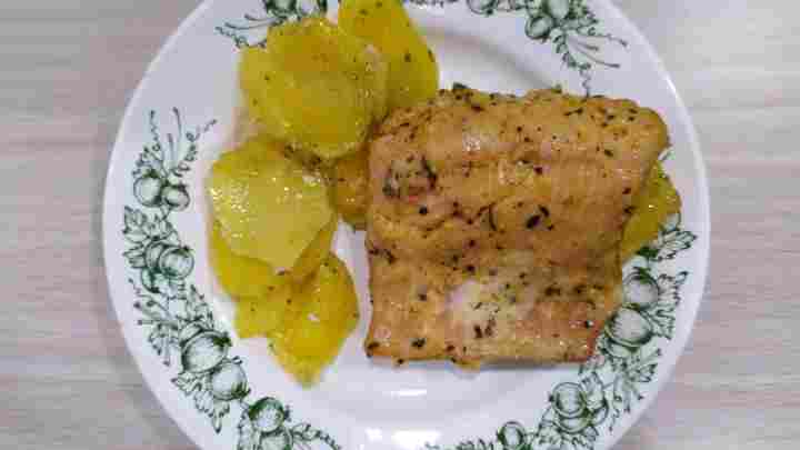 Як приготувати рибу в лимонно-шафрановому соусі з картоплею