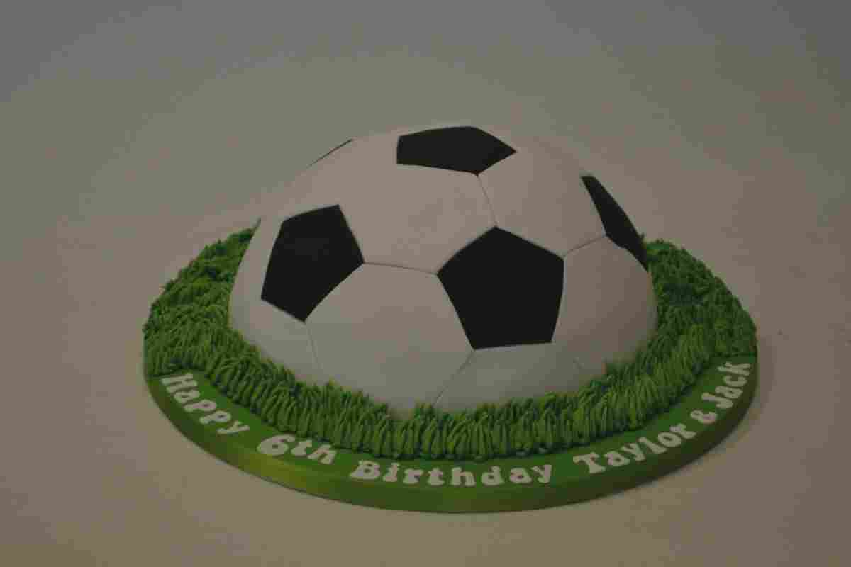 Торт «Футбольний м'яч» для юних спортсменів