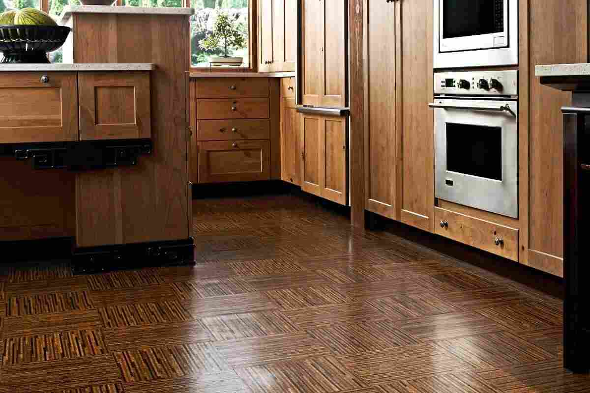 Покриття підлоги на кухні має бути зносостійким, ударопроковим і водонепроникним. Ламінат для підлог на кухні якнайкраще відповідає цим вимогам.