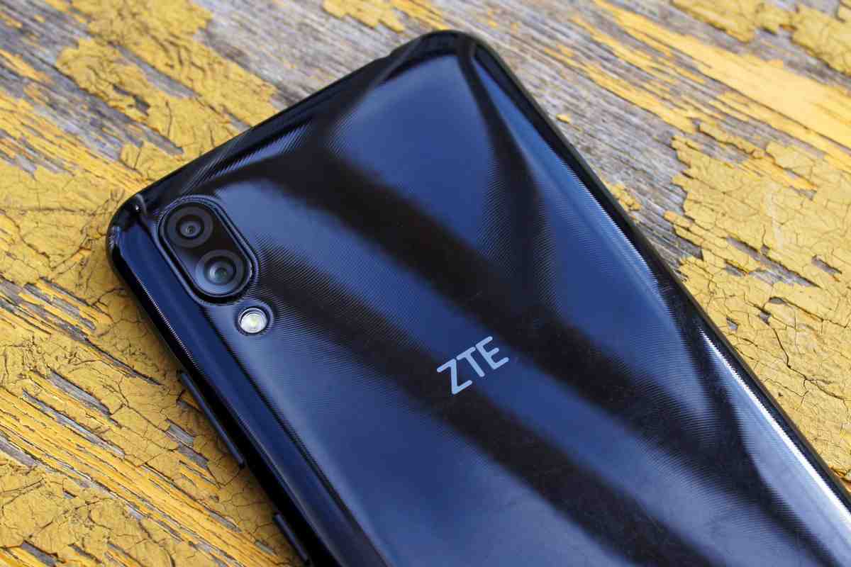 «Живі» знімки смартфона ZTE Nubia Z5 mini