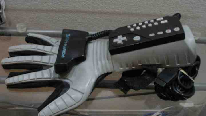 Відео дня: «античний» контролер Nintendo Power Glove управляє дроном