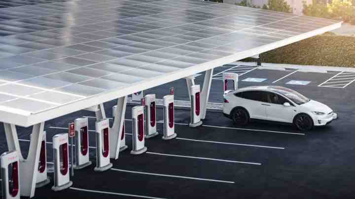 Tesla протестує електричну самоврядну вантажівку в Неваді