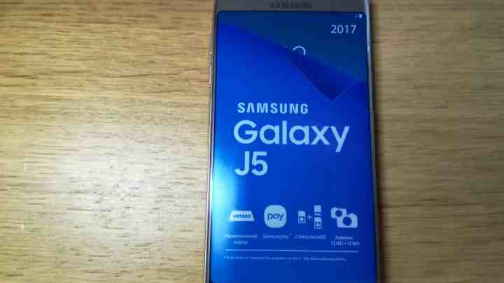 Samsung офіційно анонсувала смартфони Galaxy J (2017) 