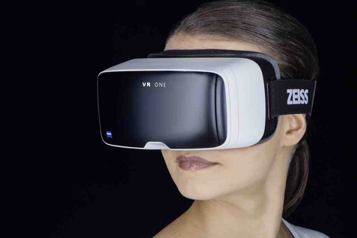 Zeiss представила шолом віртуальної реальності VR ONE Plus