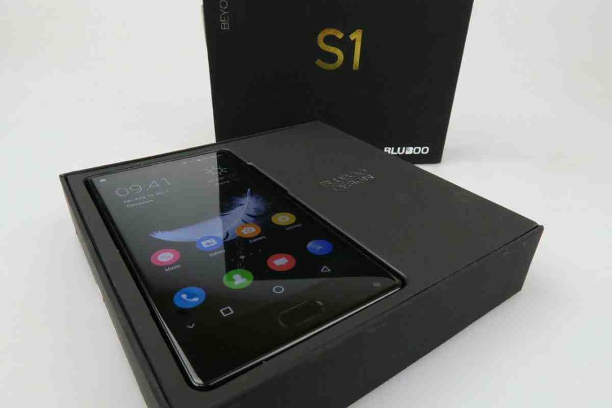 Безрамковий смартфон BLUBOO S1 можна отримати в подарунок по акції