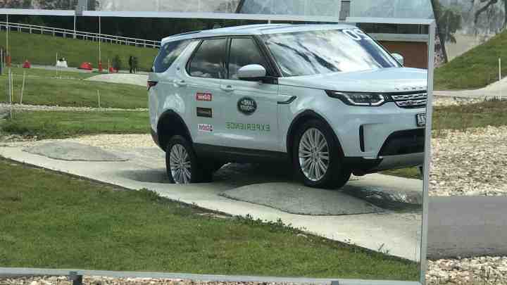 Jaguar Land Rover назвала терміни переведення всіх автомобілів на електричні версії