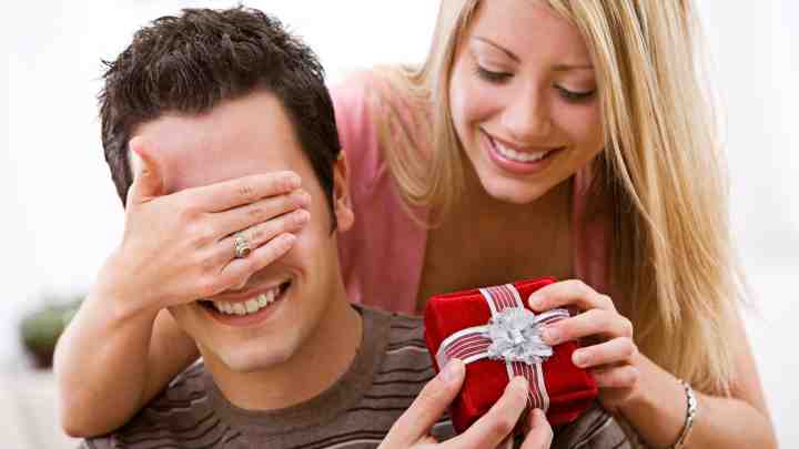 Як розкрутити чоловіка на подарунки? Дієві способи