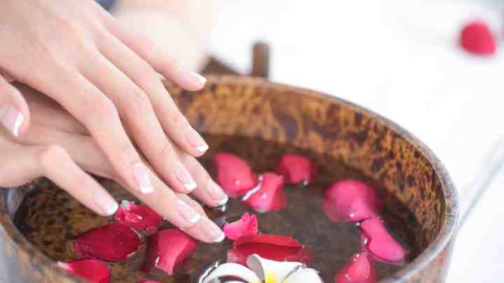 Як доглядати за шкірою рук і нігтями: косметика з цінною олією дерева Арган