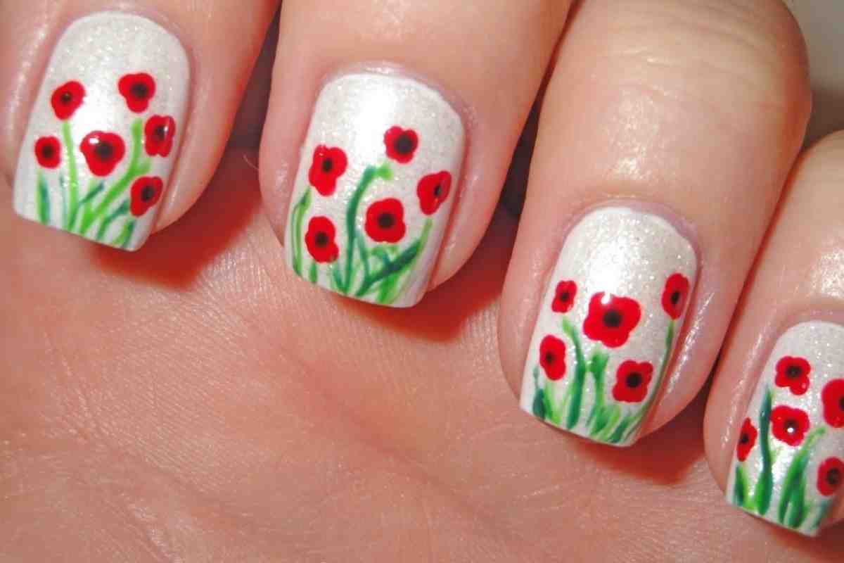 Як намалювати квіточку на нігтях