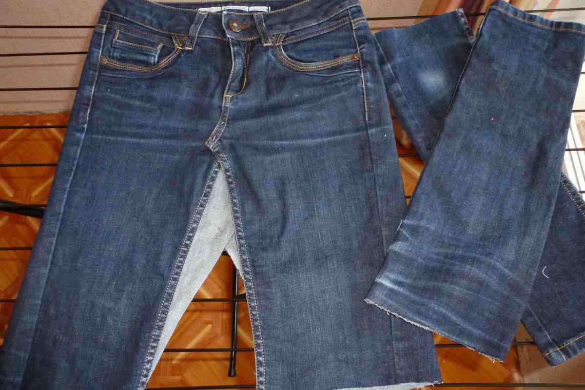 Шорты из старых джинсов. Старые Обрезанные джинсы. Перешиваем старые джинсы в шорты. Переделка джинсов в шорты. Джинсовые шорты из брюк.