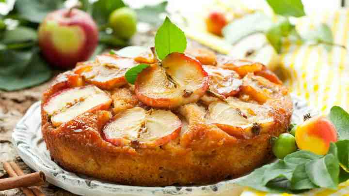 Шарлотка з яблуками - 10 простих рецептів, як приготувати пишну і смачну шарлотку
