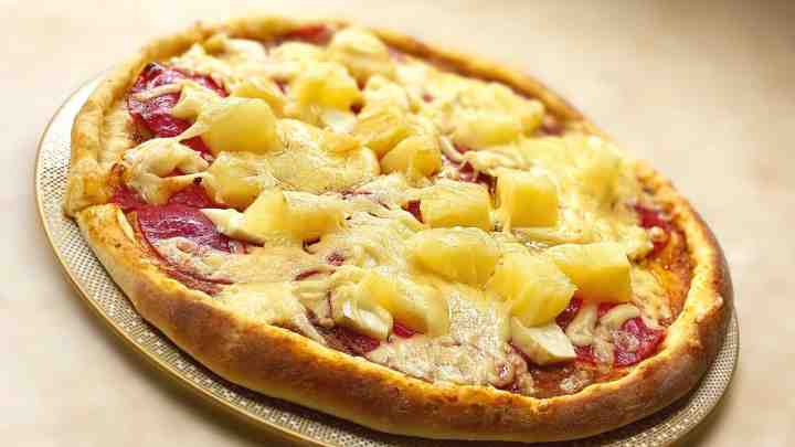 Піца з куркою та ананасами - 5 рецептів домашньої піци по-гавайськи