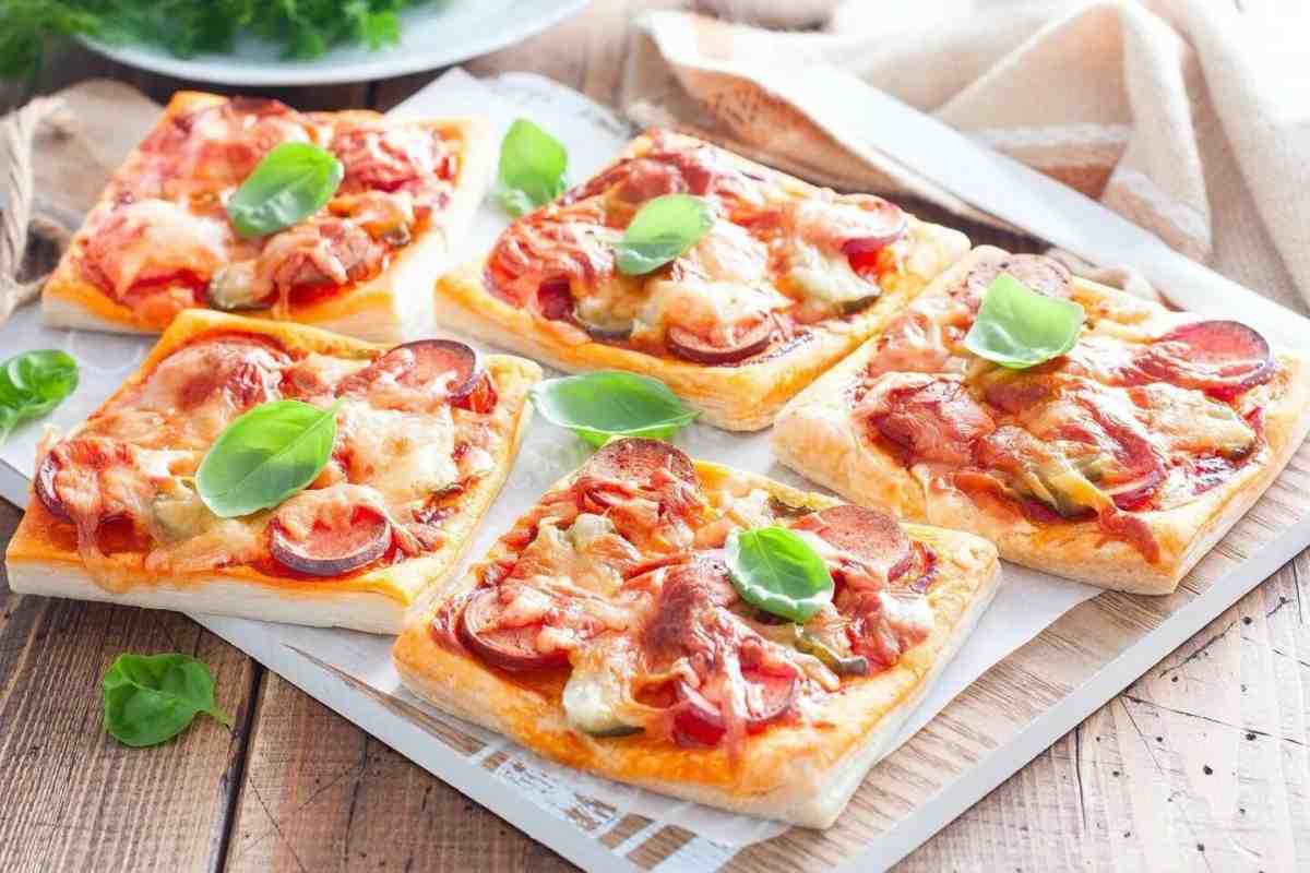 Піца зі слоєнного тіста - 6 дуже смачних рецептів