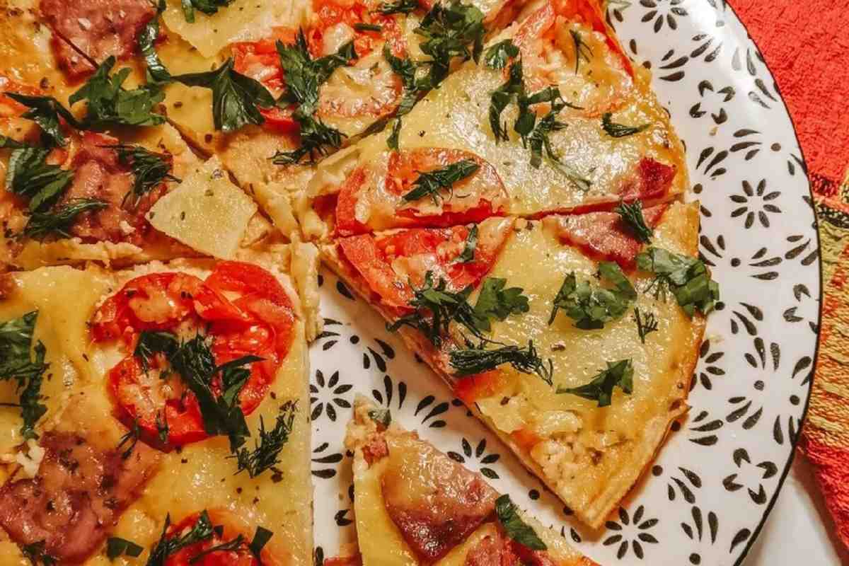 Як зробити піцу в домашніх умовах на сковороді, в духовці і в мікрохвильовці - 8 смачних рецептів