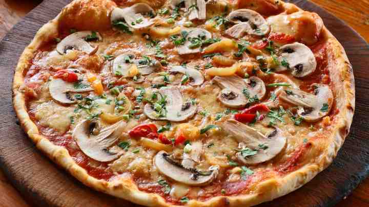 Піца з шампіньйонами - 7 рецептів приготування