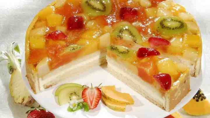 Торт з фруктами - 8 красивих і смачних рецептів