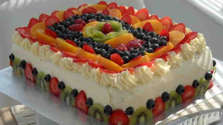 Як прикрасити торт фруктами - 6 варіантів прикраси торта в домашніх умовах