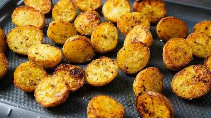 Посмажити картоплю в духовці